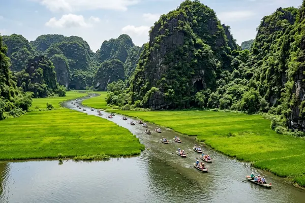 Tam Coc river winding through limestone karsts and rice paddies in Ninh Binh, Vietnam